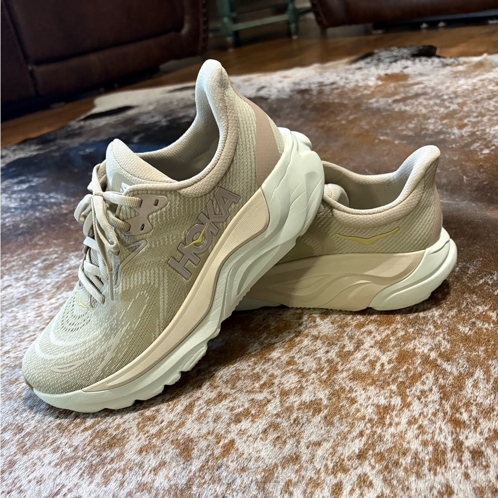 Hoka Arahi 8 LIKE NEW size 9 running shoe